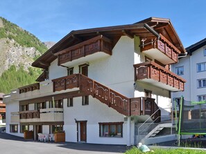 Himmel, Gebäude, Pflanze, Fenster, Urban Design, Holz, Berg, Materialeigenschaft, Freizeit, Fassade