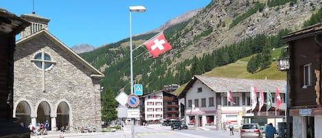 Cielo, Nube, Montagna, Costruzione, Proprietà, Auto, Veicolo, Pianta, Ruota, Architettura