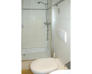 Plumbing Fixture, Property, Bathtub, Bathroom, Shower Head, Shower, Tap, Building, Interior Design