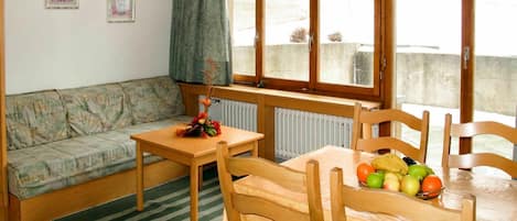 Tabelle, Möbel, Eigentum, Fenster, Couch, Gebäude, Holz, Komfort, Interior Design, Bilderrahmen