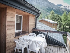 Bâtiment, Propriété, Table, Fenêtre, Ciel, Bois, Chaise, Arbre, Maison, Montagne