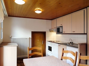 Cabinetry, Möbel, Eigentum, Stuhl, Holz, Gebäude, Interior Design, Countertop, Flooring, Tabelle