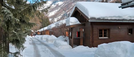 Nieve, Invierno, Congelación, Propiedad, Montaña, Casa, Techo, Fenómeno Geológico, Casa, Árbol