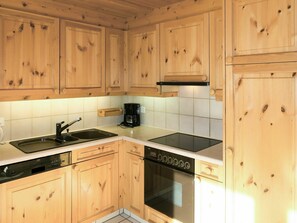 Cabinetry, Countertop, Spüle, Eigentum, Gebäude, Sinken, Herd, Küchengerät, Holz, Küche