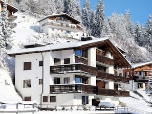 Gebäude, Himmel, Schnee, Eigentum, Fenster, Welt, Haus, Steigung, Baum, Nachbarschaft
