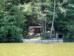 Wasser, Pflanze, Gebäude, Baum, Natürliche Landschaft, See, Wasserlauf, Fenster, Bank, Haus