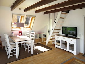 Möbel, Eigentum, Tabelle, Fenster, Holz, Stuhl, Gebäude, Wohnzimmer, Regale, Flooring