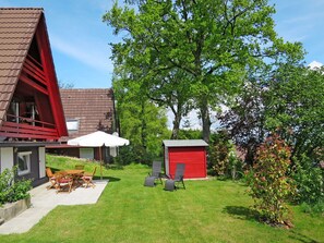 Plant, Building, Sky, Cloud, Tree, Window, Land Lot, Flowerpot, Grass, Cottage