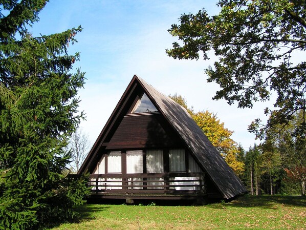 Haus, Baum, Eigentum, Zuhause, Hütte, Blockhaus, Gras, Himmel, Gebäude, Die Architektur