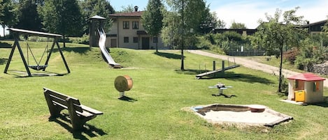 Cielo, Pianta, Proprietà, Nube, Albero, Lotto, Shade, Erba, Mobili Da Esterno, Tempo Libero