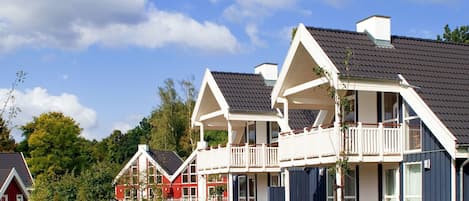 Wolke, Himmel, Pflanze, Fenster, Gebäude, Haus, Baum, Grundstueck, Gras, Hütte