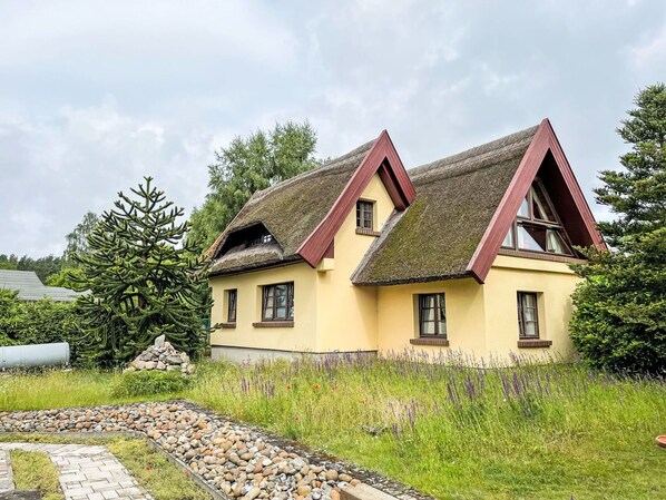 Sky, Plant, Building, Cloud, Property, Window, Tree, House, Land Lot, Natural Landscape