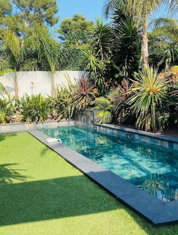 Piscine avec des carreaux de Bali. 