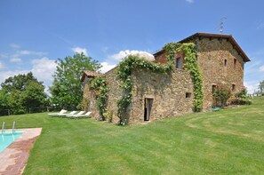 Building Exterior, Garden, Pool