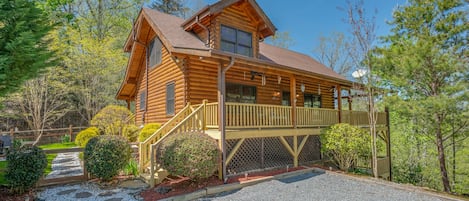 This cabin has 2 large bedrooms, queen beds w/ TVs. With loft futon, sleeps 6 

