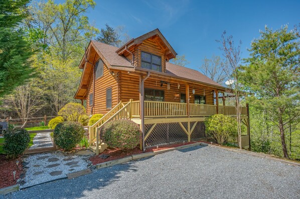 This cabin has 2 large bedrooms, queen beds w/ TVs. With loft futon, sleeps 6 

