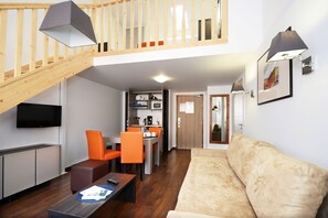 Welcome to our cozy and charming unit in Toulouse! This unit may be a duplex.
