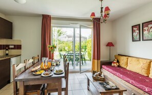 Enjoy a snack at the dining table!