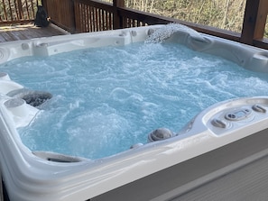 New deluxe 7 person hot tub 