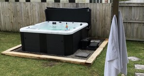 Newly installed 6 person Alpine Munro Spa.