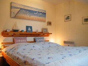 Schlafzimmer mit Doppelbett