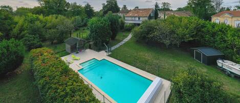 VUE AERIENNE du jardin et de la piscine sécurisée