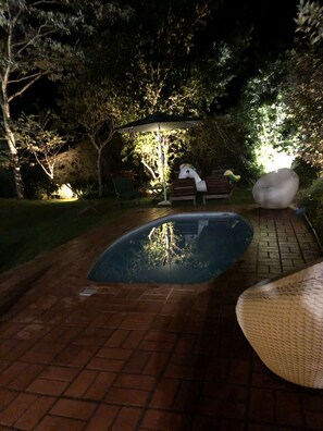 Iluminação noturna e piscina