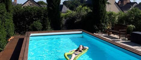 La piscine, havre de paix , dans son écrin de verdure,  