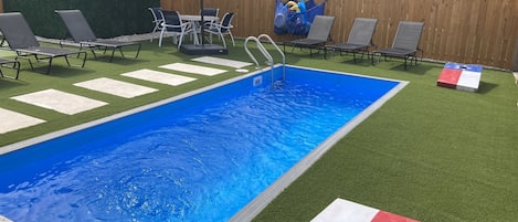 Gorgeous Plunge Pool for a day in the Sun with cornhole and putting green.