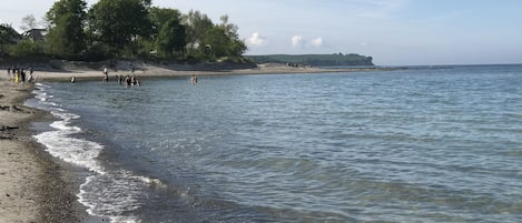 Badestrand mit Blick auf die Steilküste