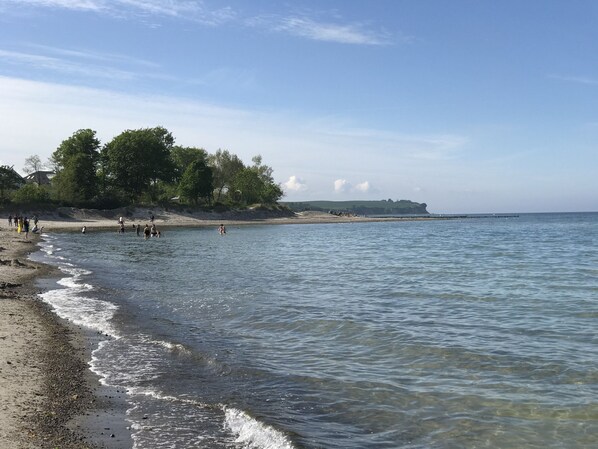 Badestrand mit Blick auf die Steilküste