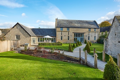 Luxury Grade II listed Cotswold barn conversion ~ sleeps 12