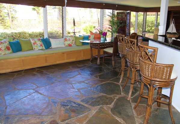 VIEW TO THE OCEAN INSIDE AND OUTSIDE LANAI
