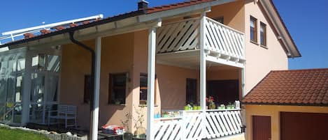 Frontansicht - Das Apartement befindet sich auf der RĂŒckseite des Hauses.