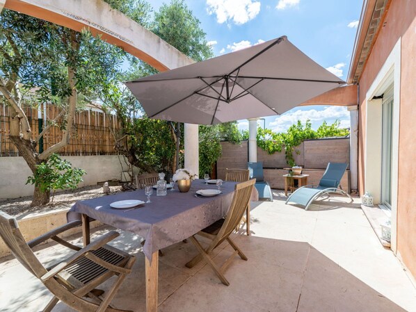 Table, Furniture, Property, Plant, Chair, Sky, Shade, Building, Outdoor Table, Tree
