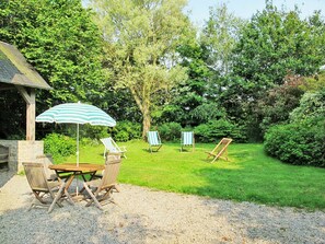 Plant, Plant Community, Furniture, Natural Landscape, Shade, Tree, Land Lot, Vegetation, Outdoor Furniture, Table