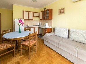 Pièce, Propriété, Meubles, Design Intérieur, Sol, Bâtiment, Immobilier, Salon, Maison, Jaune