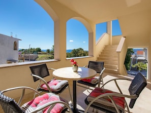 Ciel, Meubles, Plante, Table, Bâtiment, Chaise, Ombre, Mobilier De Jardin, Bois, Arbre