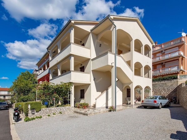 Ciel, Nuage, Bâtiment, Propriété, Fenêtre, Roue, Voiture, Plante, Condominium, Maison