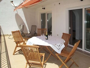 Meubles, Table, Bâtiment, Chaise, Bois, Ombre, Design Intérieur, Sol, Mobilier De Jardin, Sol