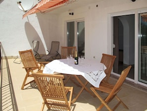 Möbel, Tabelle, Gebäude, Stuhl, Holz, Schatten, Interior Design, Fussboden, Gartenmöbel, Flooring