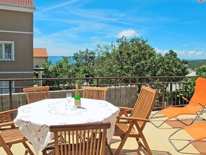 Ciel, Nuage, Meubles, Table, Bâtiment, Chaise, Tableau De Plein Air, Bois, Ombre, Mobilier De Jardin