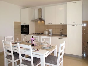 Cabinetry, Möbel, Countertop, Tabelle, Stuhl, Geschirr, Holz, Küche, Haushaltsgerät, Interior Design