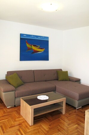Couch, Möbel, Tabelle, Holz, Interior Design, Rechteck, Studio Couch, Flooring, Wohnzimmer, Komfort