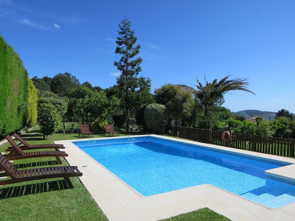 Nuage, L'Eau, Ciel, Propriété, Plante, Piscine, Bâtiment, Fenêtre, Bleu Azur, Bleu