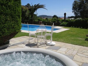 L'Eau, Propriété, Ciel, Plante, Arbre, Botanique, Mobilier De Jardin, Ombre, Architecture, Piscine