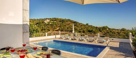 Acqua, Cielo, Proprietà, Costruzione, Piscina, Ombrello, Pianta, Azzurro, Shade, Mobili Da Esterno