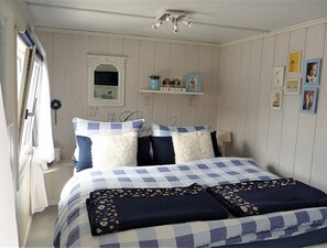 Schlafzimmer 1