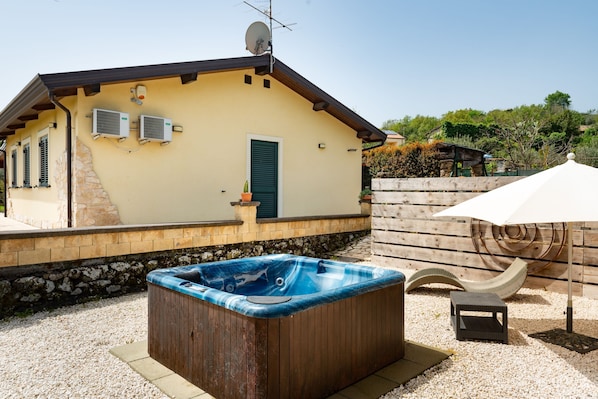 Bain à remous extérieur