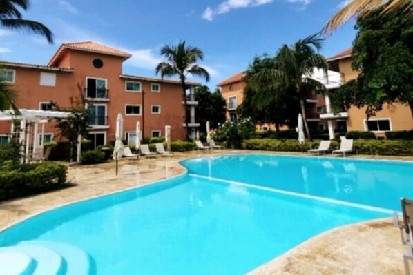 outdoor swimming pool .